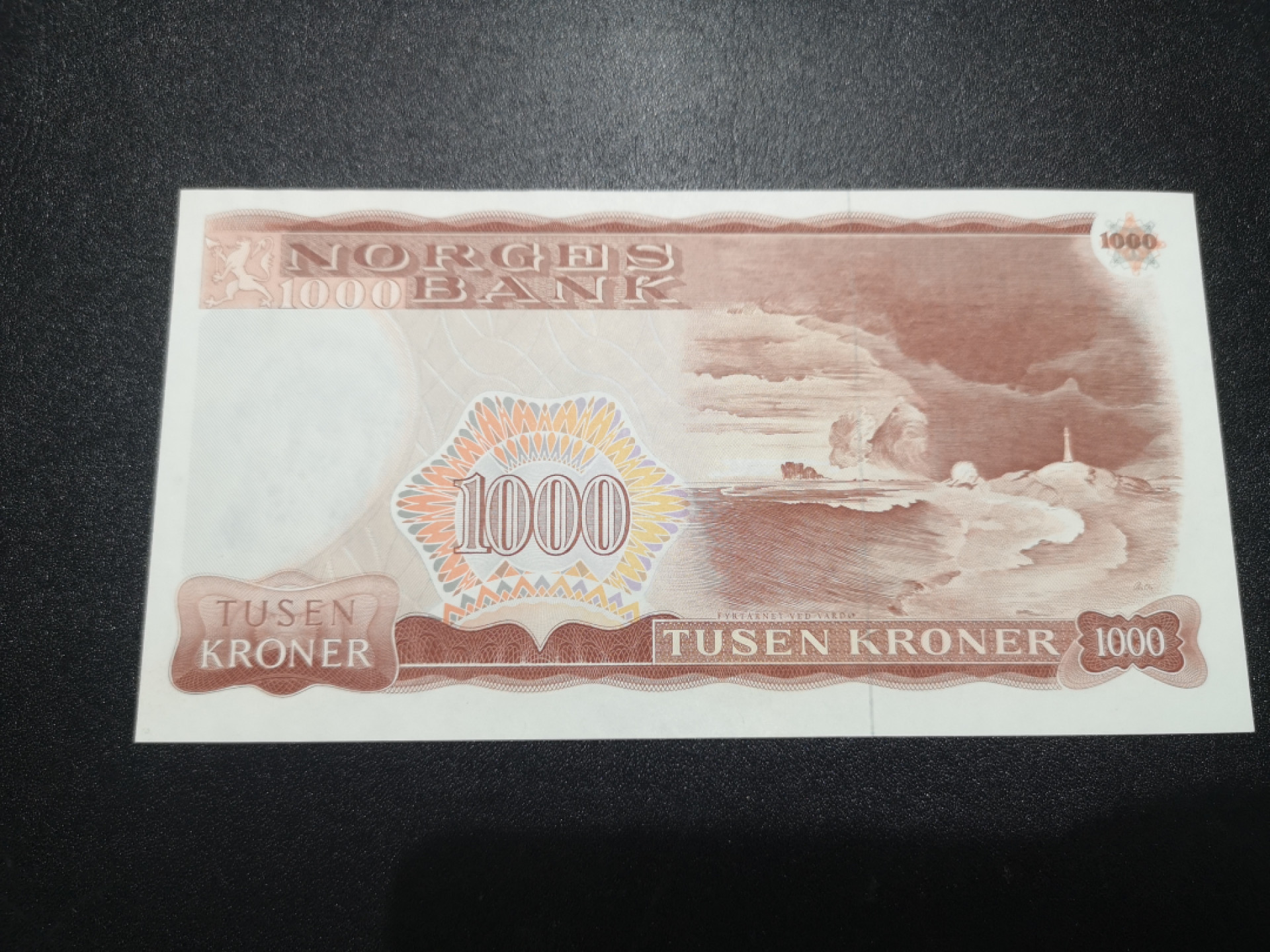 《外钞收藏家》第一百三十九期拍卖（本期84件） 1975年挪威1000克朗 易卜生 PMG64剪壳 荧光没问题（请注意壳子已剪）