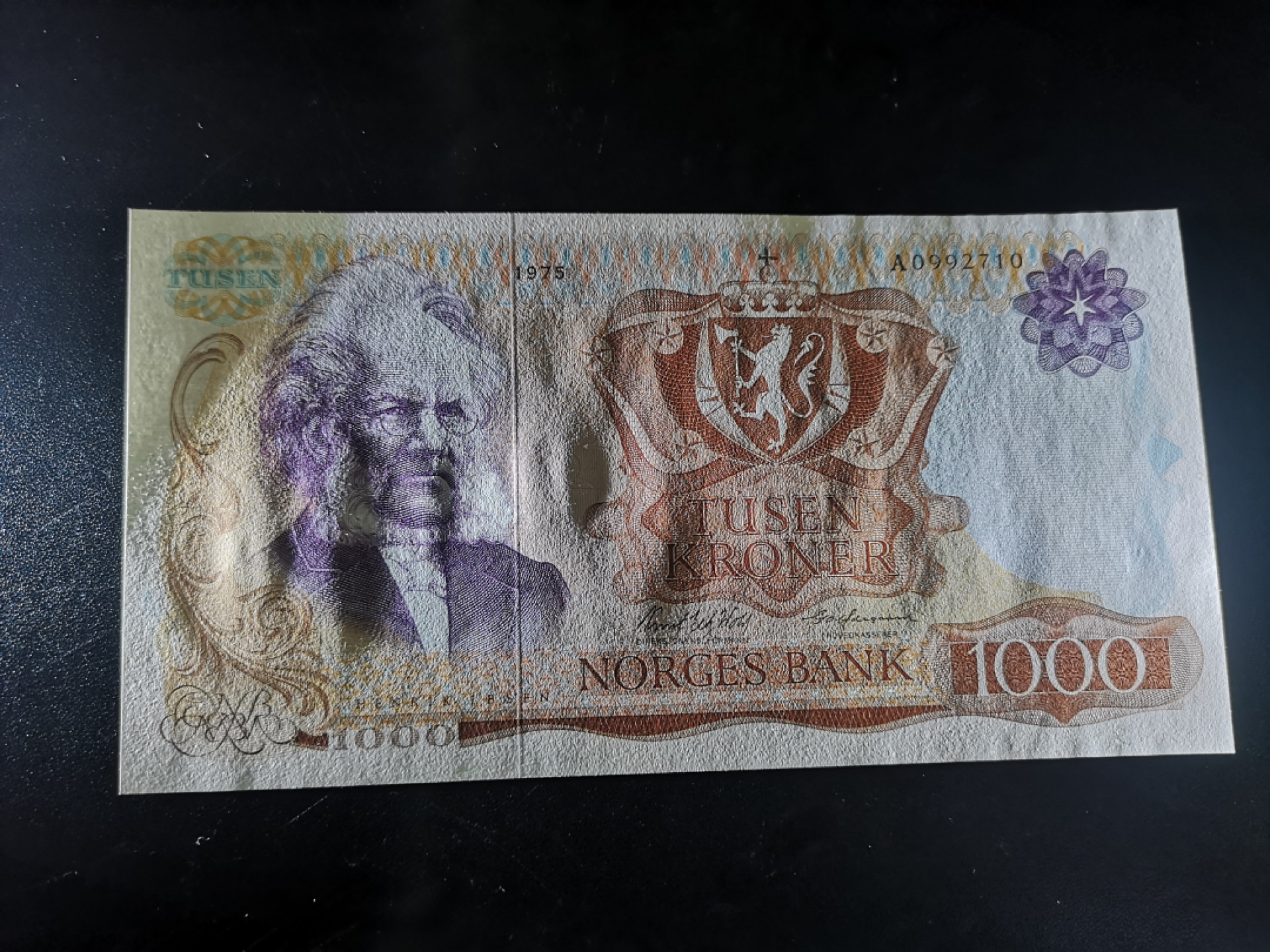 《外钞收藏家》第一百三十九期拍卖（本期84件） 1975年挪威1000克朗 易卜生 PMG64剪壳 荧光没问题（请注意壳子已剪）