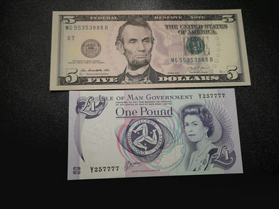 《外钞收藏家》第一百四十期拍卖（本期96件） - 5美元888豹子号 马恩岛1镑狮子号 两张 全新UNC