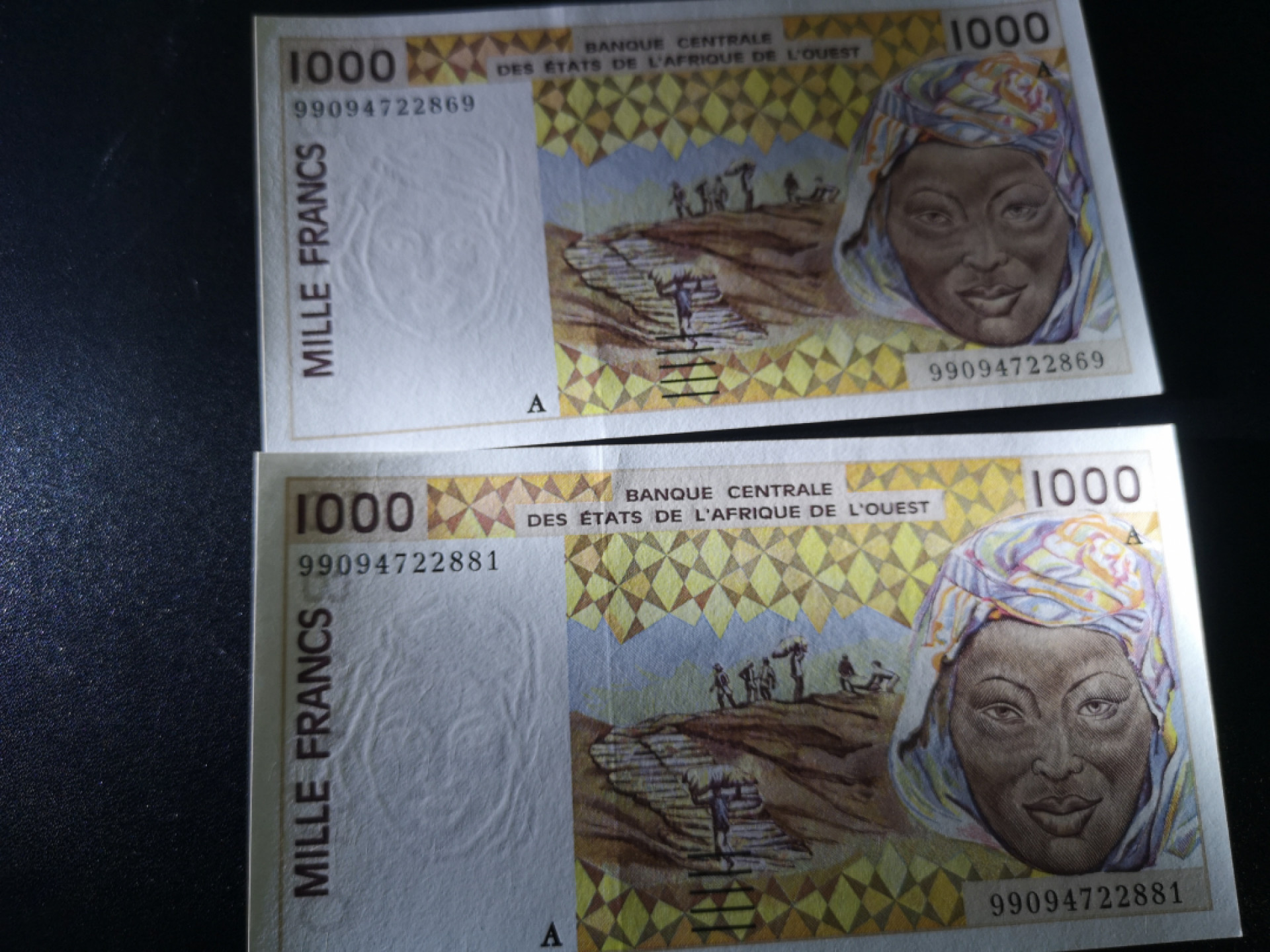 《外钞收藏家》第一百四十一期拍卖（本期81件） 西非1000 两张 一起 全新UNC