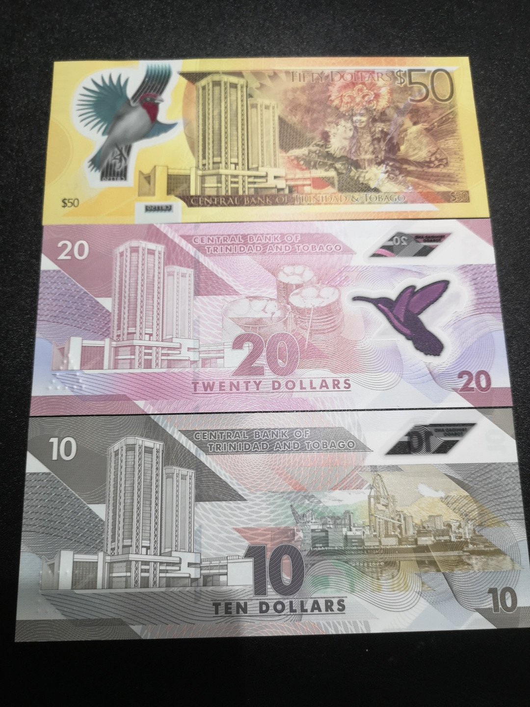 《外钞收藏家》第一百四十一期拍卖（本期81件） 特尼达尼亚和多巴哥50、20、10 三张 全新UNC
