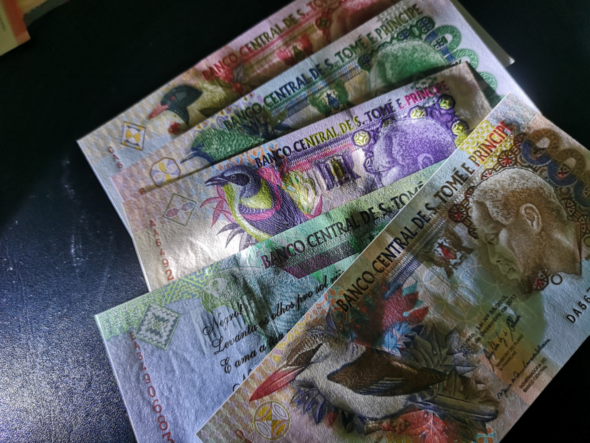 《外钞收藏家》第一百四十一期拍卖（本期81件） 圣多美和普林西比 5张一起 全新UNC