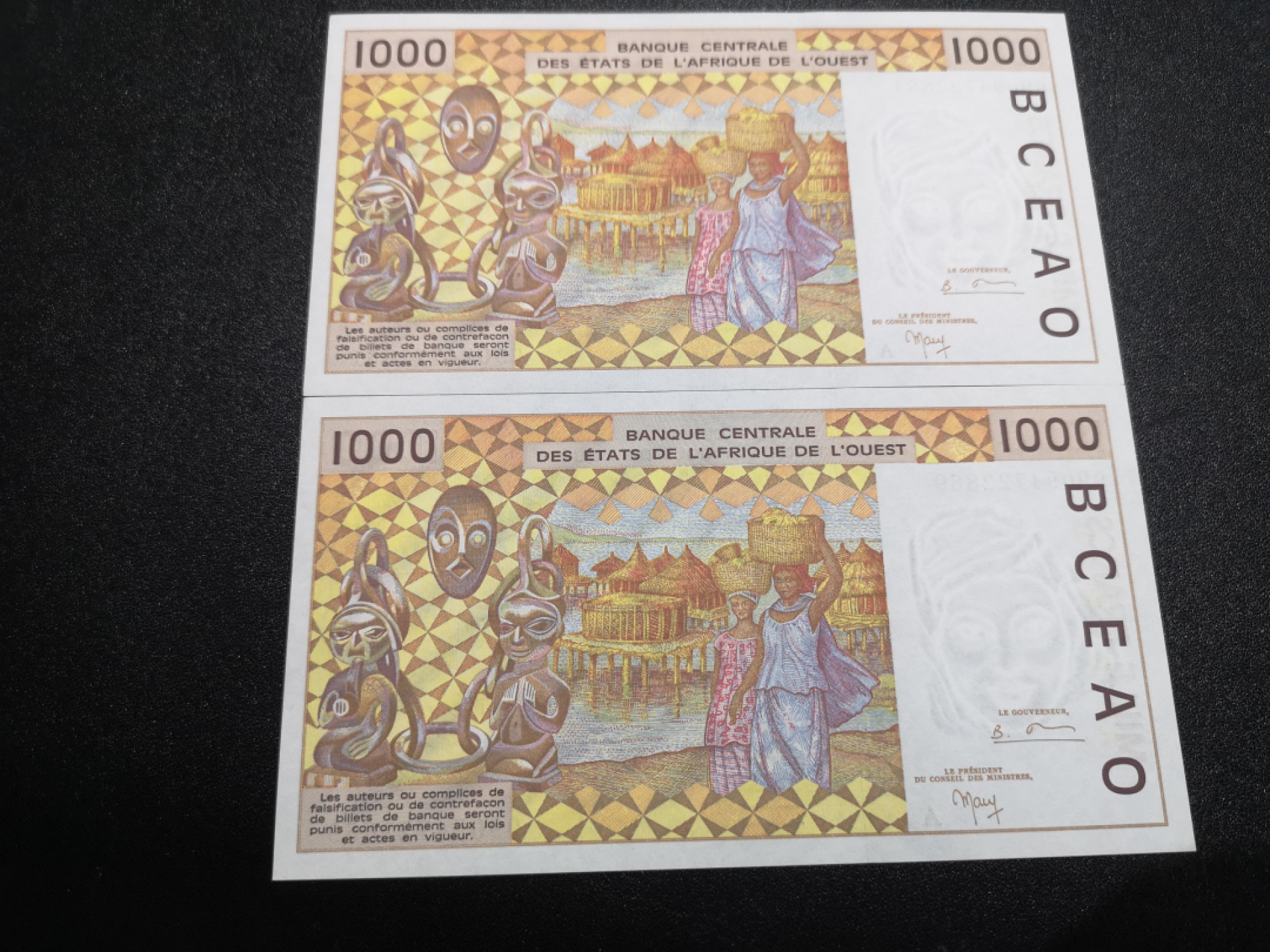 《外钞收藏家》第一百四十一期拍卖（本期81件） 西非1000 两张 一起 全新UNC