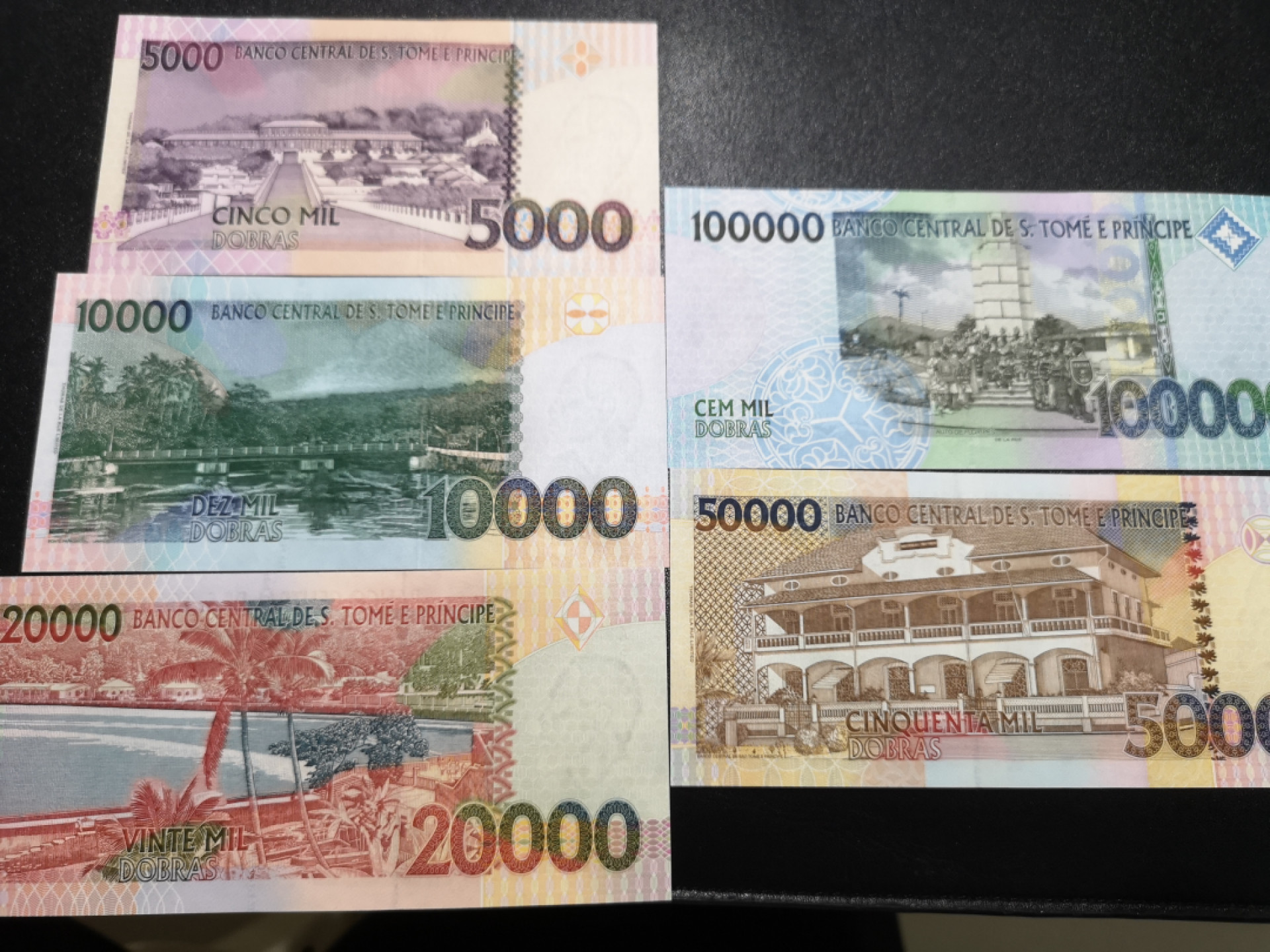 《外钞收藏家》第一百四十一期拍卖（本期81件） 圣多美和普林西比 5张一起 全新UNC