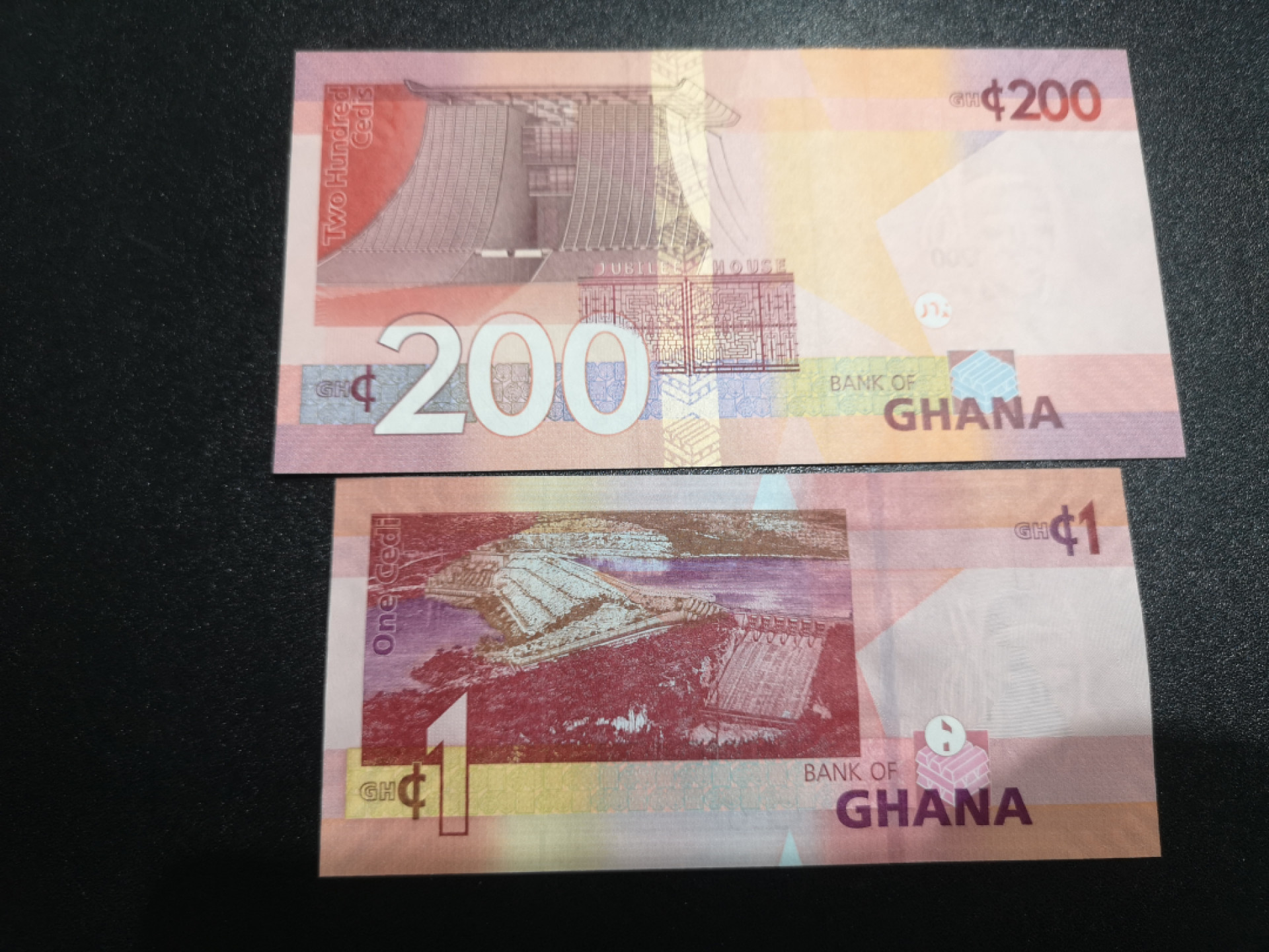 《外钞收藏家》第一百四十一期拍卖（本期81件） 加纳AA冠200以及1面额 两张一起 全新UNC