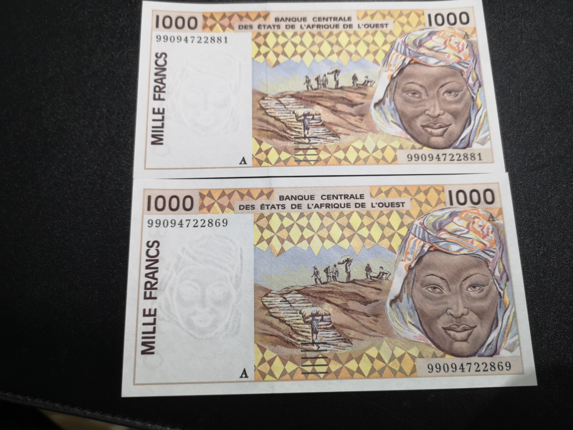 《外钞收藏家》第一百四十一期拍卖（本期81件） 西非1000 两张 一起 全新UNC