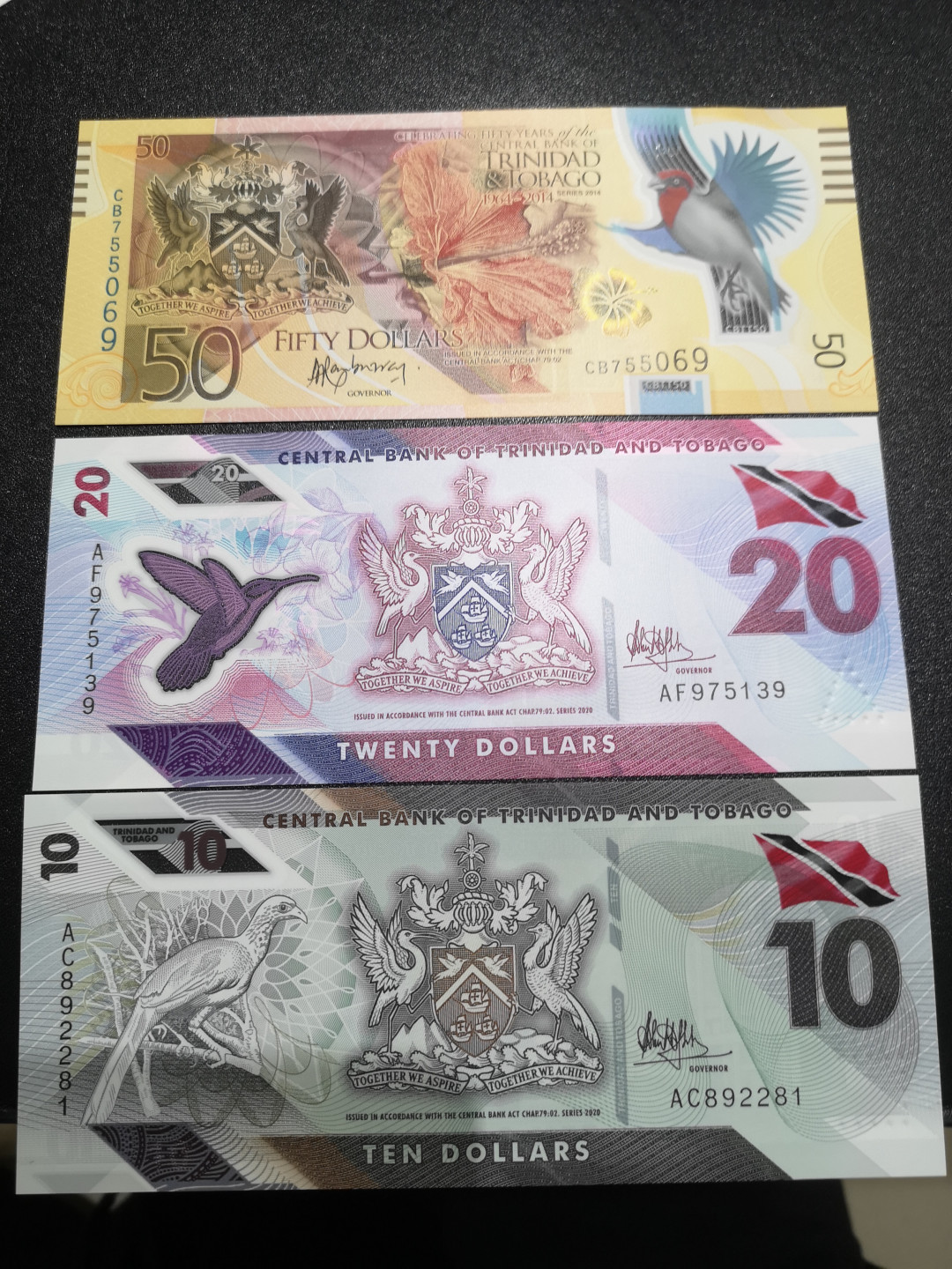 《外钞收藏家》第一百四十一期拍卖（本期81件） 特尼达尼亚和多巴哥50、20、10 三张 全新UNC