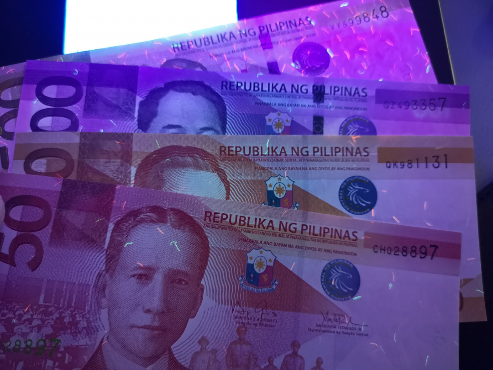 《外钞收藏家》第一百四十一期拍卖（本期81件） 菲律宾500、100、50、20面额4张 全新UNC