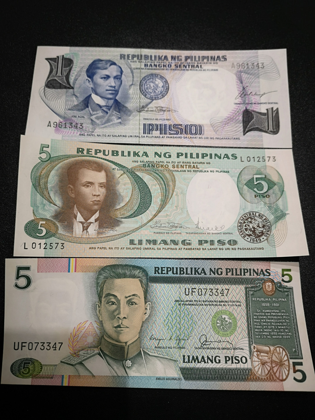 《外钞收藏家》第一百四十一期拍卖（本期81件） 菲律宾1、5、5面额3张 全新UNC 5轻微潮