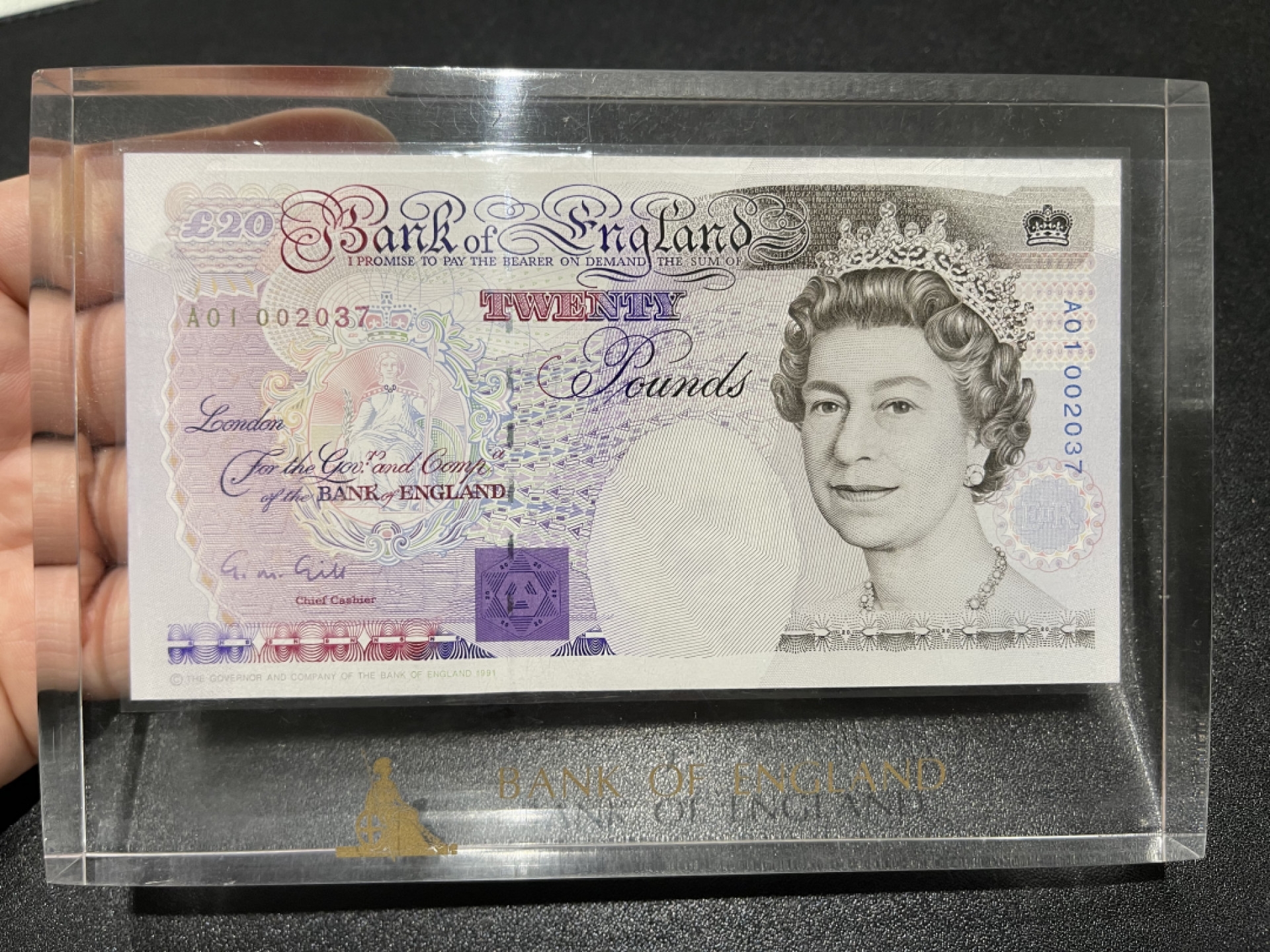 《外钞收藏家》第一百四十一期拍卖（本期81件） 应该E序列20镑 A01首发 千位号 银行原装水晶摆件