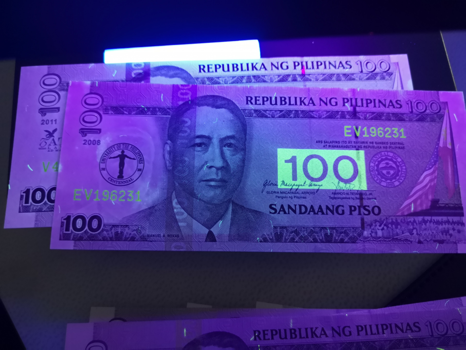 《外钞收藏家》第一百四十一期拍卖（本期81件） 菲律宾200面额2张 全新UNC 轻微星点潮