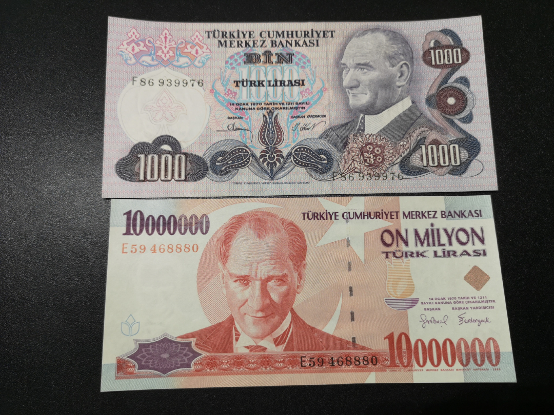 《外钞收藏家》第一百四十四期拍卖（本期85件） 土耳其两张 一起 近全新 大面额有荧光边缘一圈潮癍