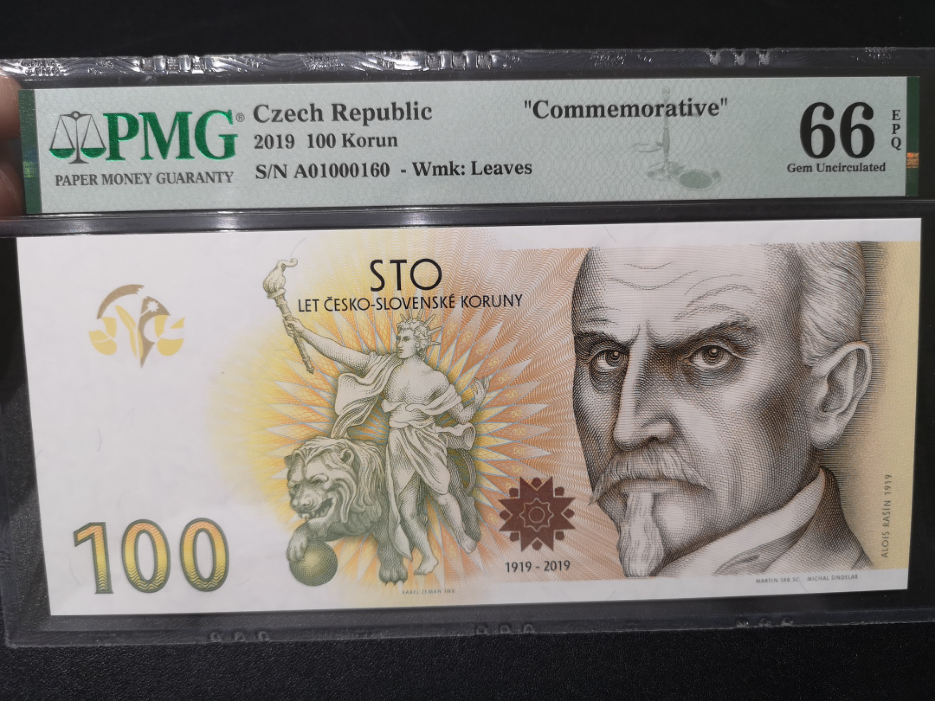《外钞收藏家》第一百四十二期拍卖（周三拍场） 2019年捷克100克朗 PMG66 纪念钞 A01 百位号160 带原装折