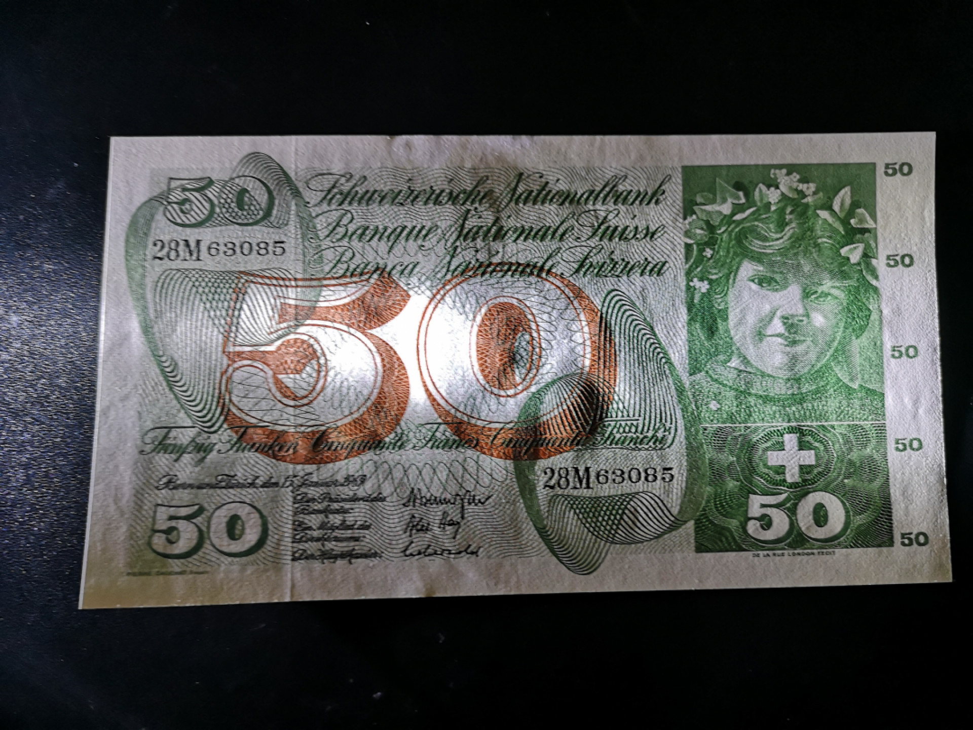 《外钞收藏家》第一百四十二期拍卖（周三拍场） 瑞士50法郎 全新 无折 荧光边上有一个潮癍