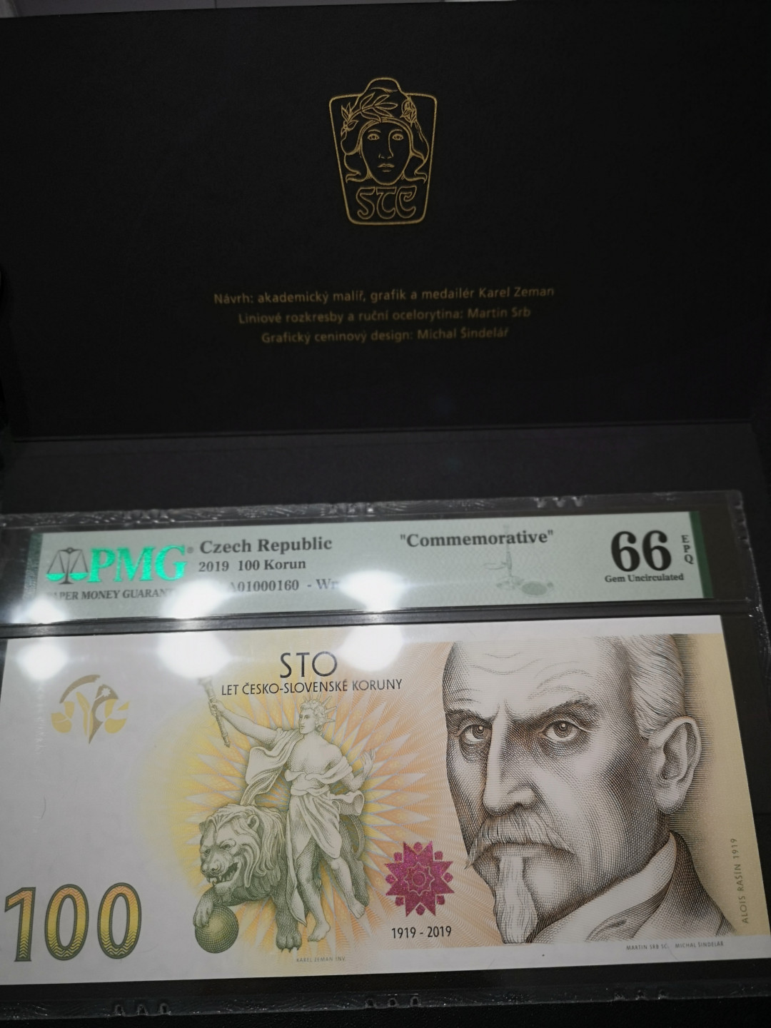 《外钞收藏家》第一百四十二期拍卖（周三拍场） 2019年捷克100克朗 PMG66 纪念钞 A01 百位号160 带原装折