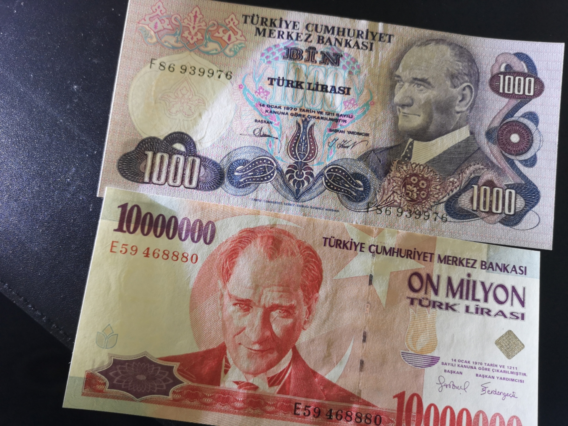 《外钞收藏家》第一百四十四期拍卖（本期85件） 土耳其两张 一起 近全新 大面额有荧光边缘一圈潮癍