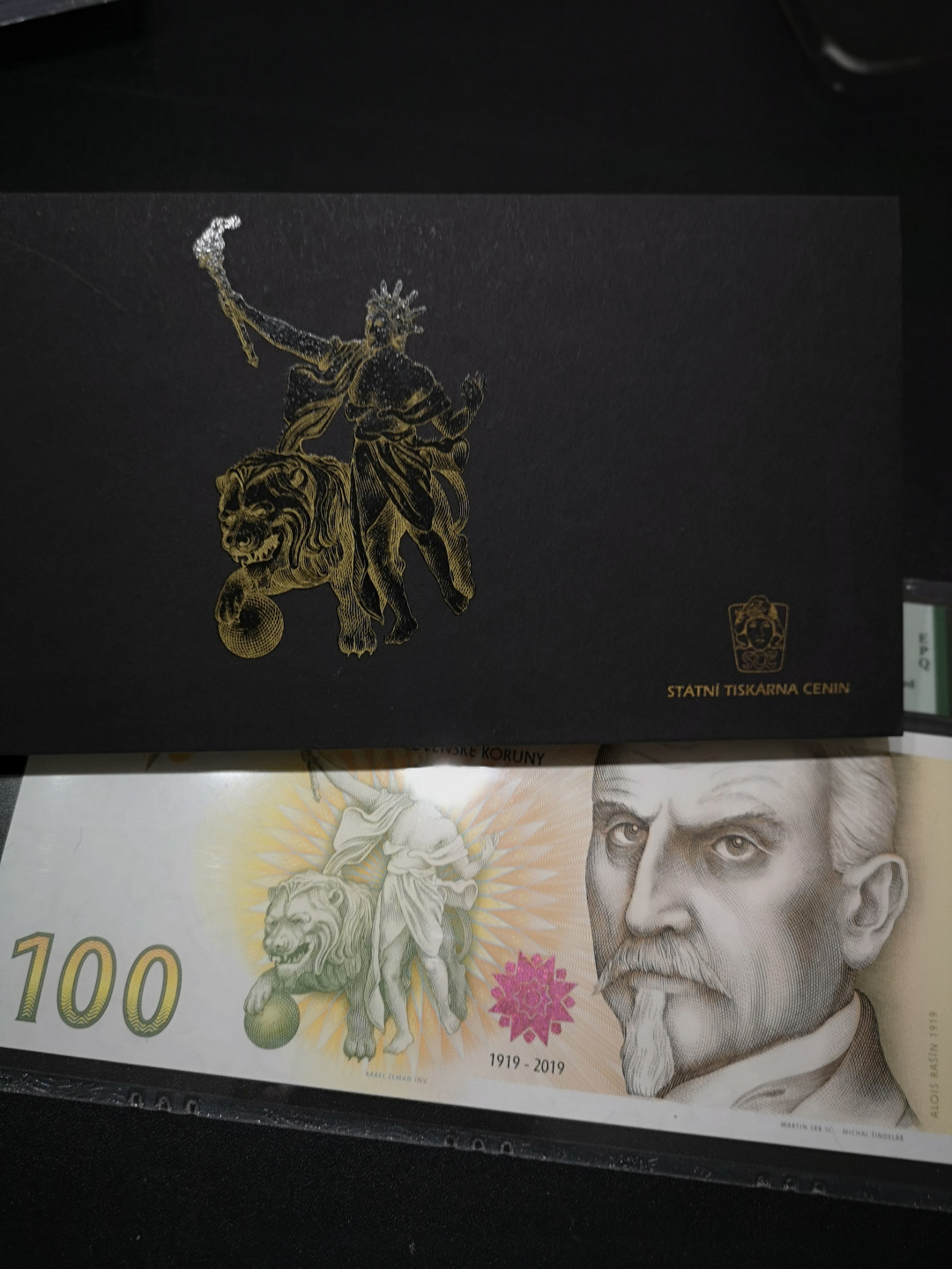 《外钞收藏家》第一百四十二期拍卖（周三拍场） 2019年捷克100克朗 PMG66 纪念钞 A01 百位号160 带原装折