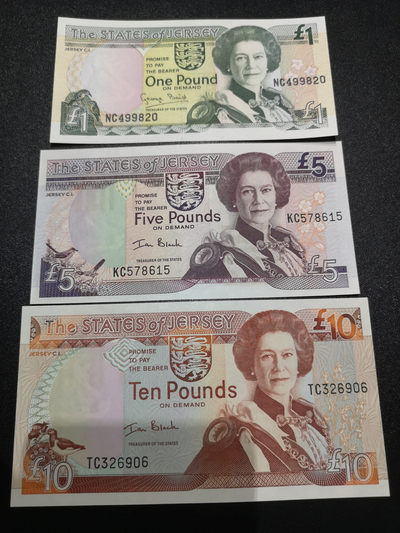 《外钞收藏家》第一百四十二期拍卖（周三拍场） - 泽西1、5、10镑三张一起 全新UNC