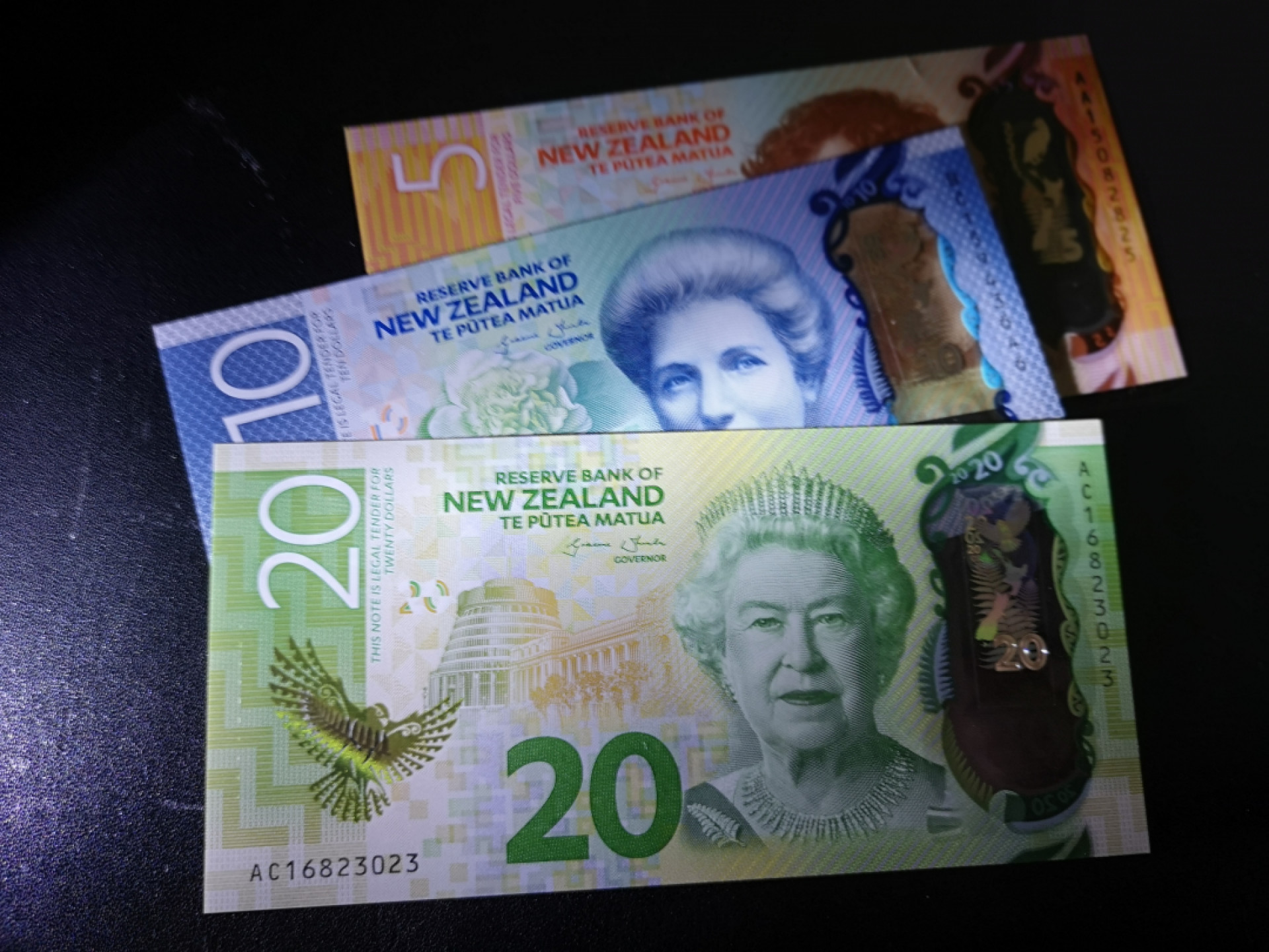 《外钞收藏家》第一百四十二期拍卖（周三拍场） 新西兰5、10、20刀 三张一起 5是AA冠 全新UNC