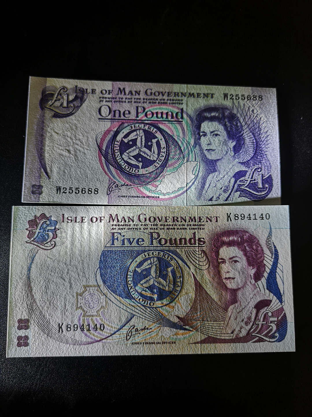 《外钞收藏家》第一百四十二期拍卖（周三拍场） 马恩岛1、5镑两张一起 全新UNC