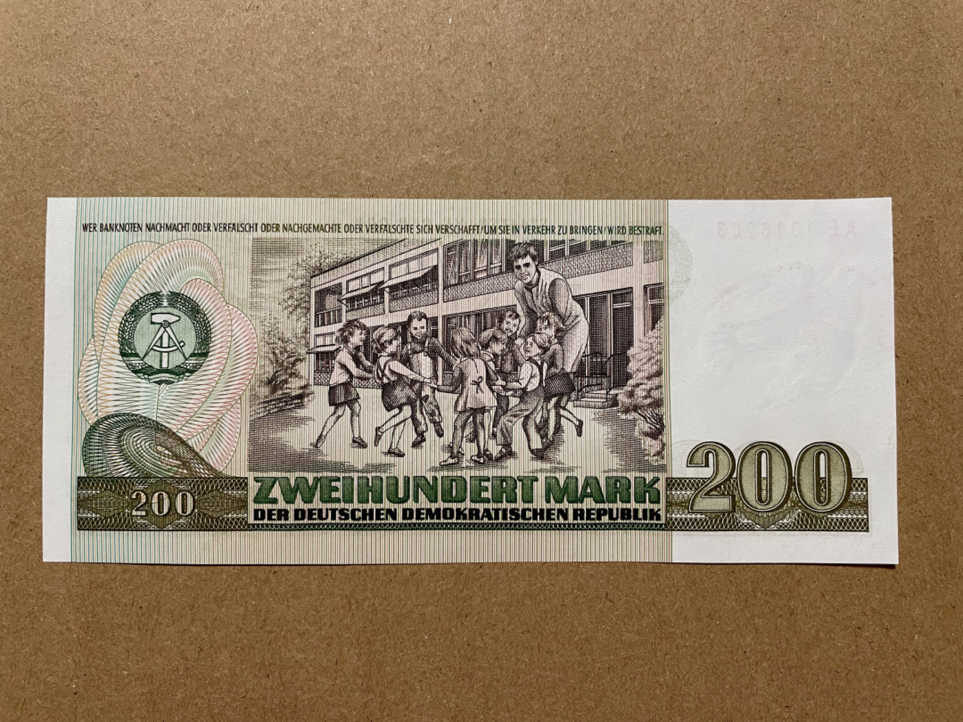 《张总收藏》41期—欧洲强钞 东德200马克 UNC 1985年