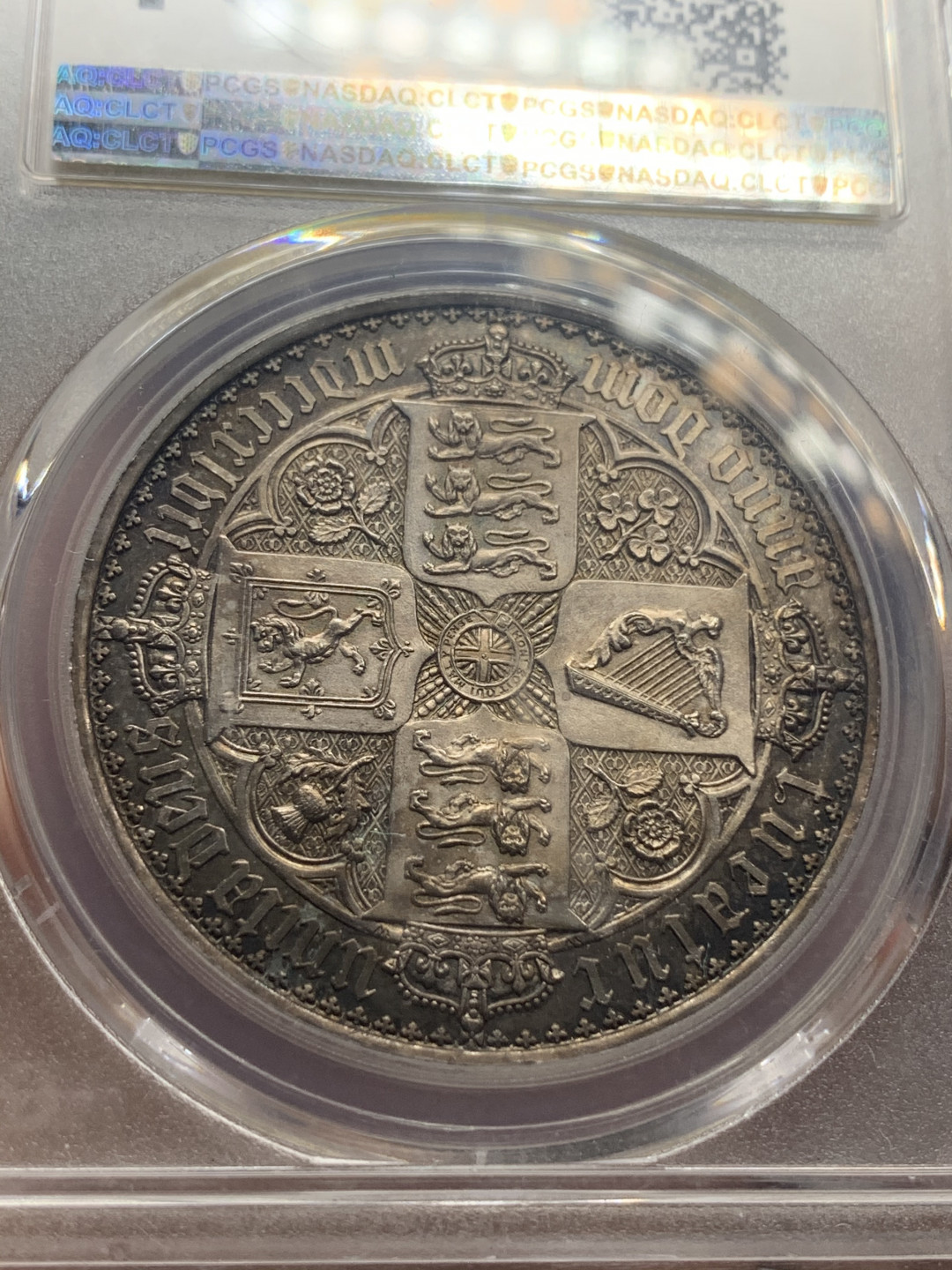 《竞宝斋》--第12场（立冬之夜）精品特拍！ PCGS-PR62CAM版 外币界的名誉品 英国 1847年哥特体 1克朗 银币 被公认为最精的外币，带CAM版的比普通的少不少，自然也贵许多，目前外拍上涨快速，最近HA的AUD 没分的成交价站上了3.5万。