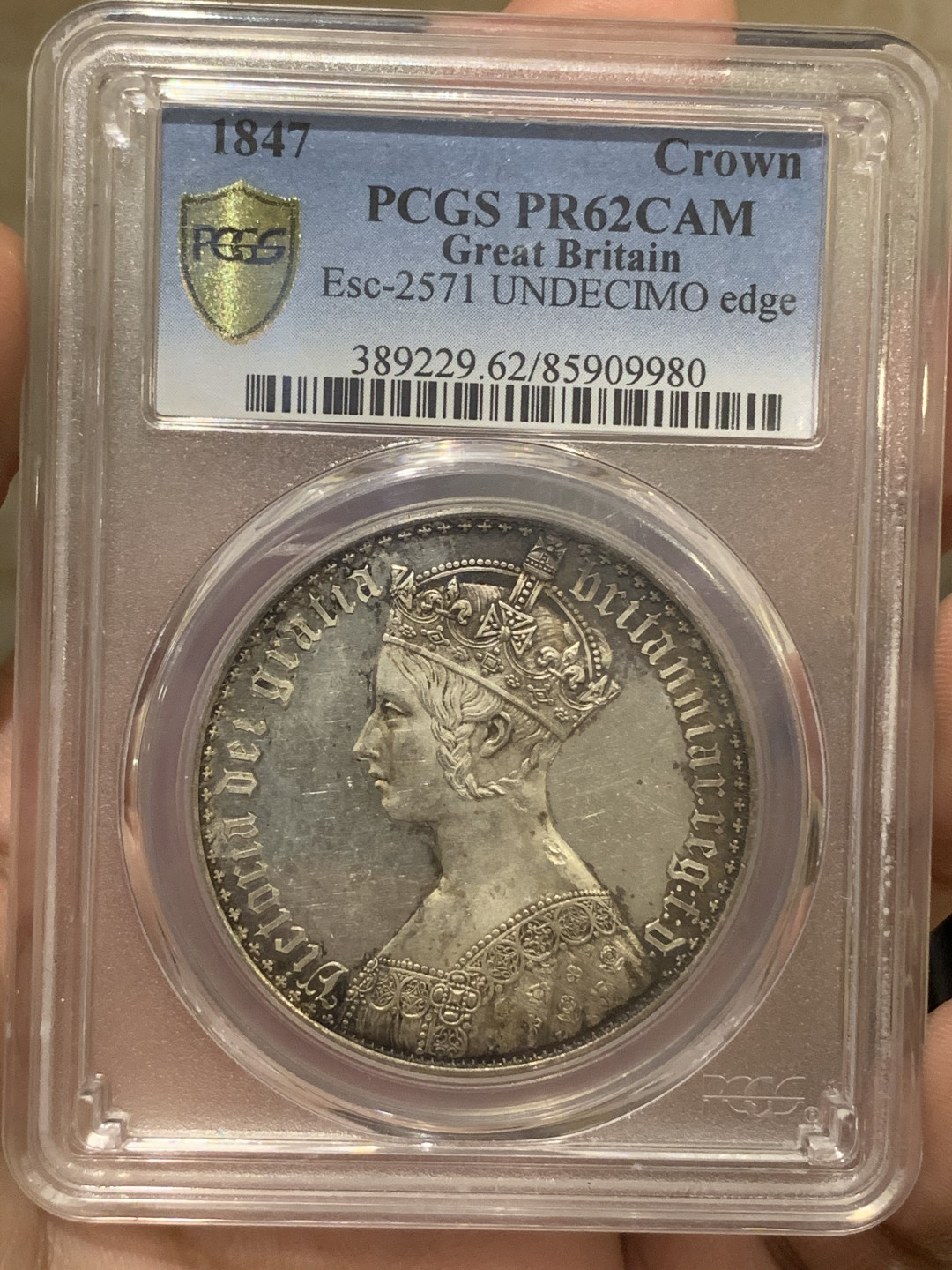 《竞宝斋》--第12场（立冬之夜）精品特拍！ PCGS-PR62CAM版 外币界的名誉品 英国 1847年哥特体 1克朗 银币 被公认为最精的外币，带CAM版的比普通的少不少，自然也贵许多，目前外拍上涨快速，最近HA的AUD 没分的成交价站上了3.5万。