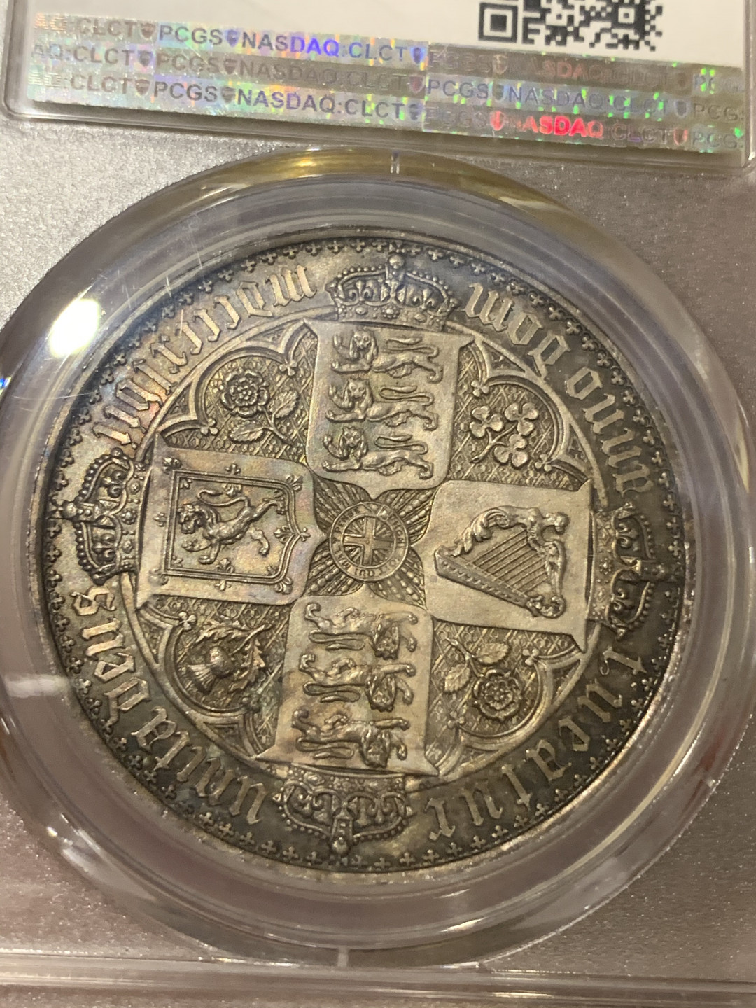 《竞宝斋》--第12场（立冬之夜）精品特拍！ PCGS-PR62CAM版 外币界的名誉品 英国 1847年哥特体 1克朗 银币 被公认为最精的外币，带CAM版的比普通的少不少，自然也贵许多，目前外拍上涨快速，最近HA的AUD 没分的成交价站上了3.5万。