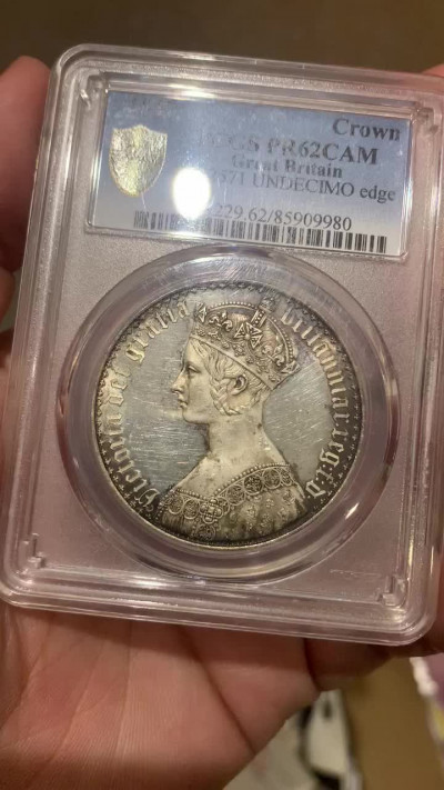 《竞宝斋》--第12场（立冬之夜）精品特拍！ PCGS-PR62CAM版 外币界的名誉品 英国 1847年哥特体 1克朗 银币 被公认为最精的外币，带CAM版的比普通的少不少，自然也贵许多，目前外拍上涨快速，最近HA的AUD 没分的成交价站上了3.5万。