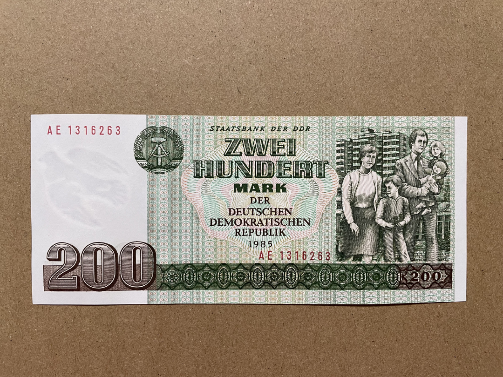 《张总收藏》41期—欧洲强钞 东德200马克 UNC 1985年
