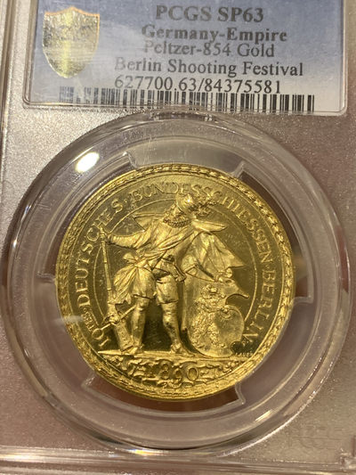 《竞宝斋》--第12场（立冬之夜）精品特拍！ - PCGS-SP63 稀少亚军分数 德国 1890年 柏林射击节金章，设计极其精美，人物线条流畅，服饰褶皱可见，同样辉映着景色的光芒，P标注Gold，黄金材质的确认。
