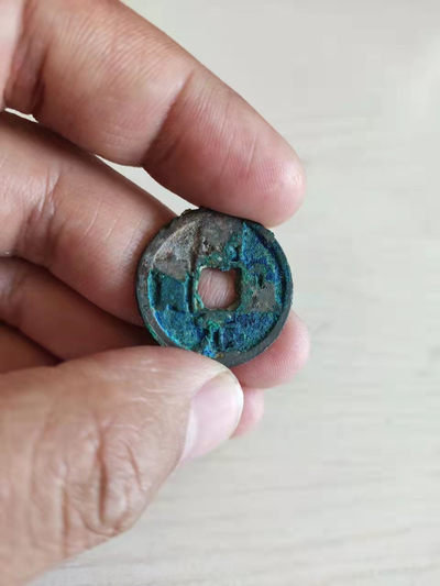 古币、纪念币 - 唐代开元通宝1枚，蓝锈，尺寸24+，包老包真，品相与尺寸如图