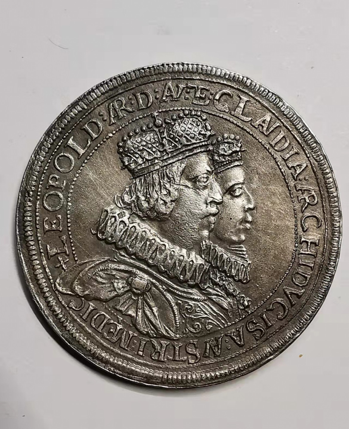 凡希社世界钱币微拍第一百七十六期 荐！1626神罗利奥波德与克劳迪亚双头像2泰勒大银极美品！