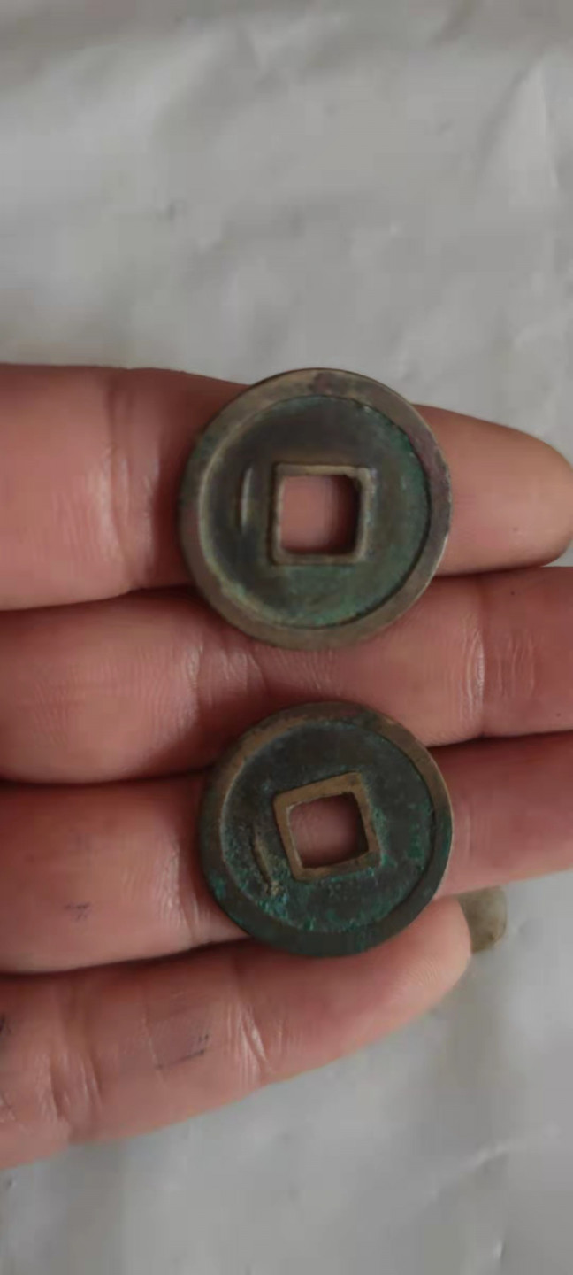 一米收藏，开心上拍(第三十一期)铜钱专场，福利上新。 04开元通宝背左甲纹二枚