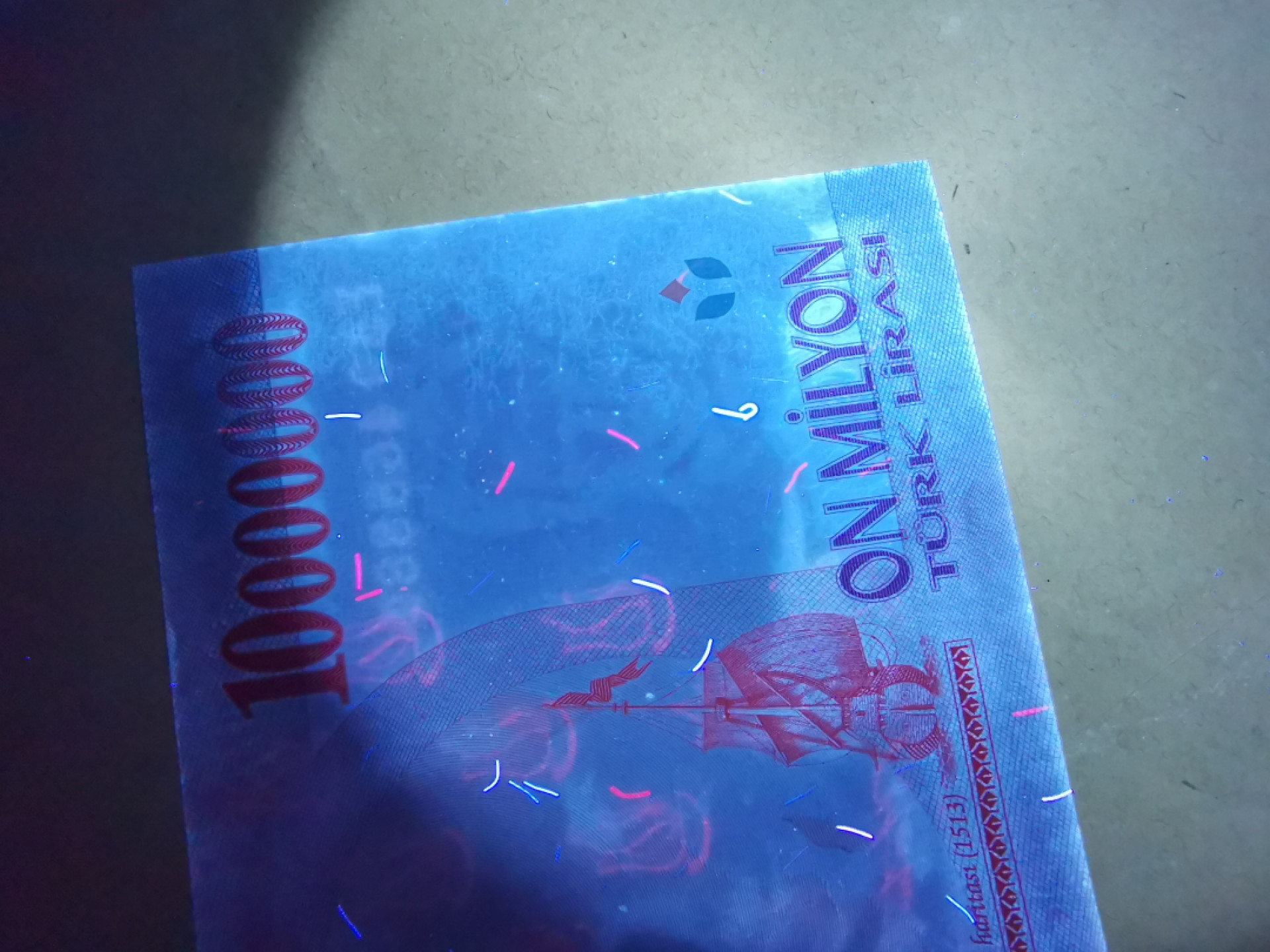 《外钞收藏家》第一百四十四期拍卖（本期85件） 土耳其两张 一起 近全新 大面额有荧光边缘一圈潮癍