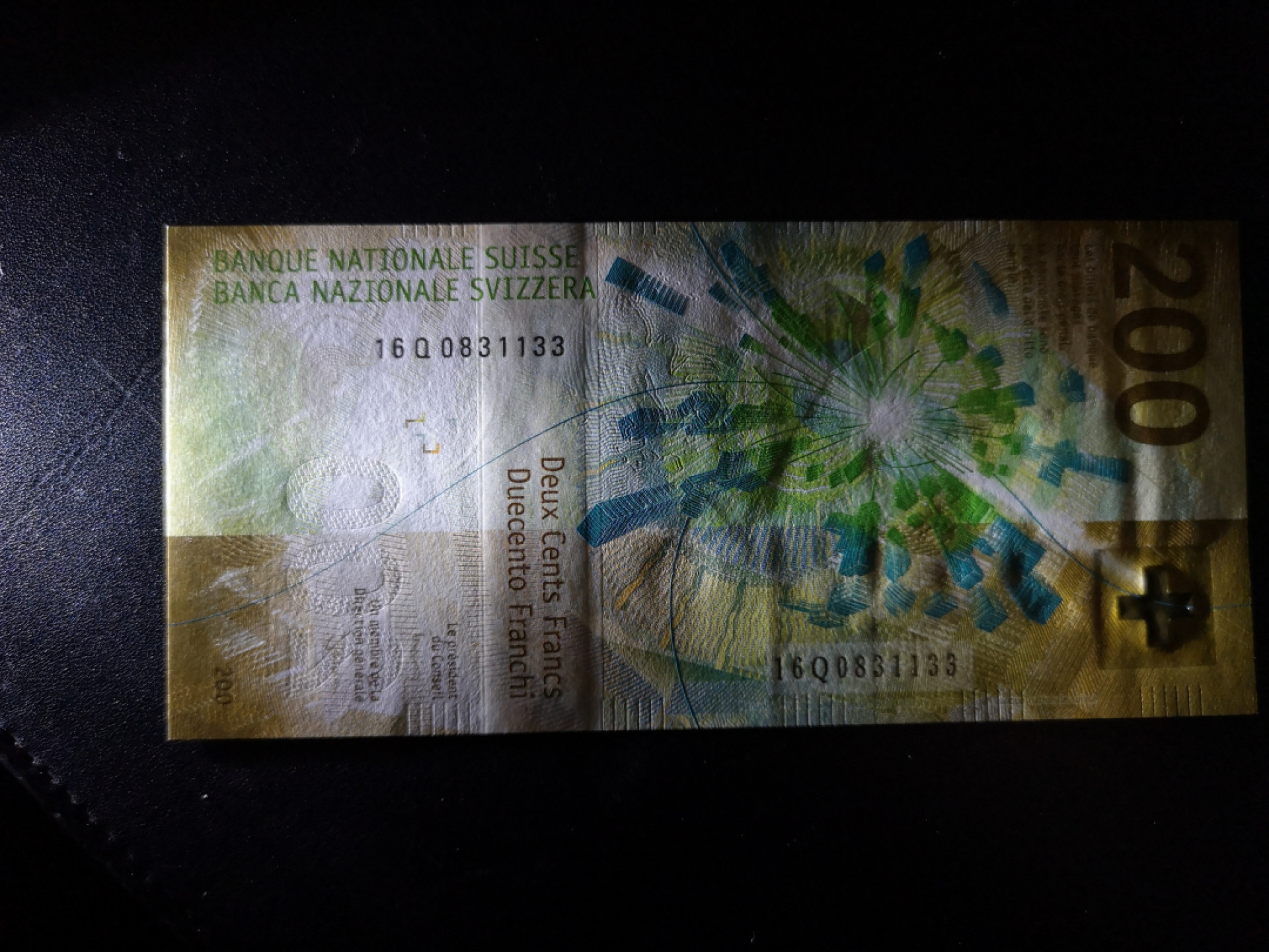 《外钞收藏家》第一百四十四期拍卖（本期85件） 2016年瑞士手版200法郎 有疑似软折 个人认为是一捆压的