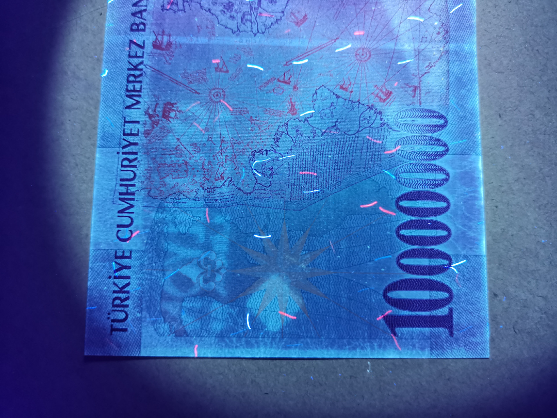 《外钞收藏家》第一百四十四期拍卖（本期85件） 土耳其两张 一起 近全新 大面额有荧光边缘一圈潮癍