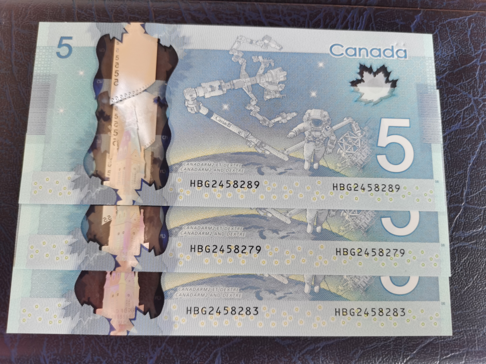 《外钞收藏家》第一百四十四期拍卖（本期85件） 加拿大塑料钞5刀 三张 首签 不是普通冠号 全新UNC
