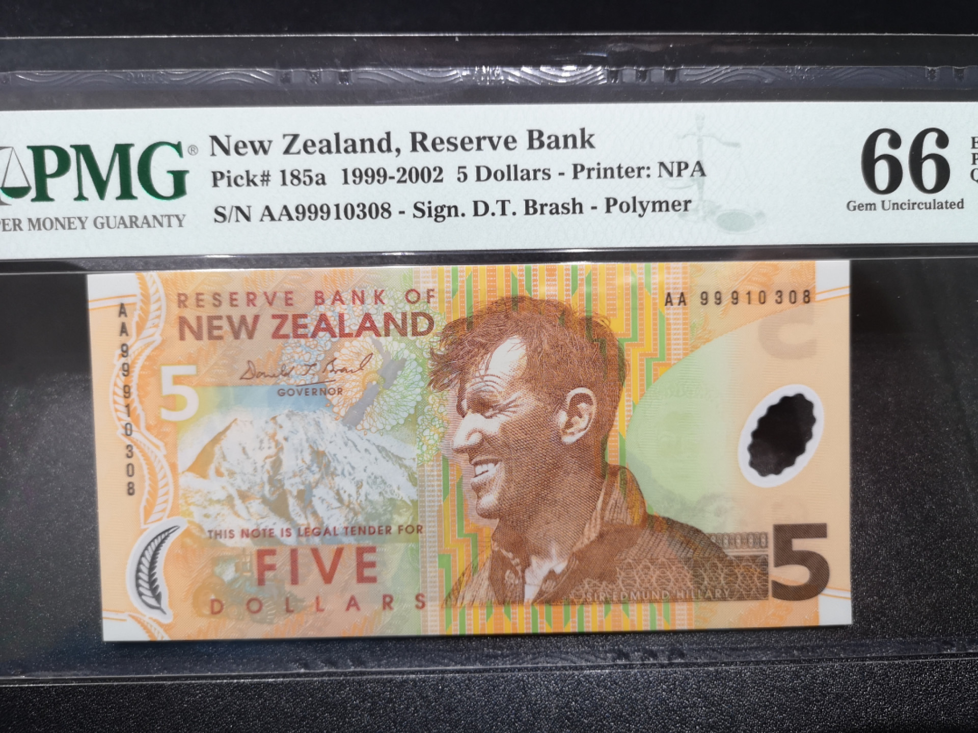 《外钞收藏家》第一百四十四期拍卖（本期85件） 1999年新西兰5刀 PMG66 AA冠无47尾8 靓号