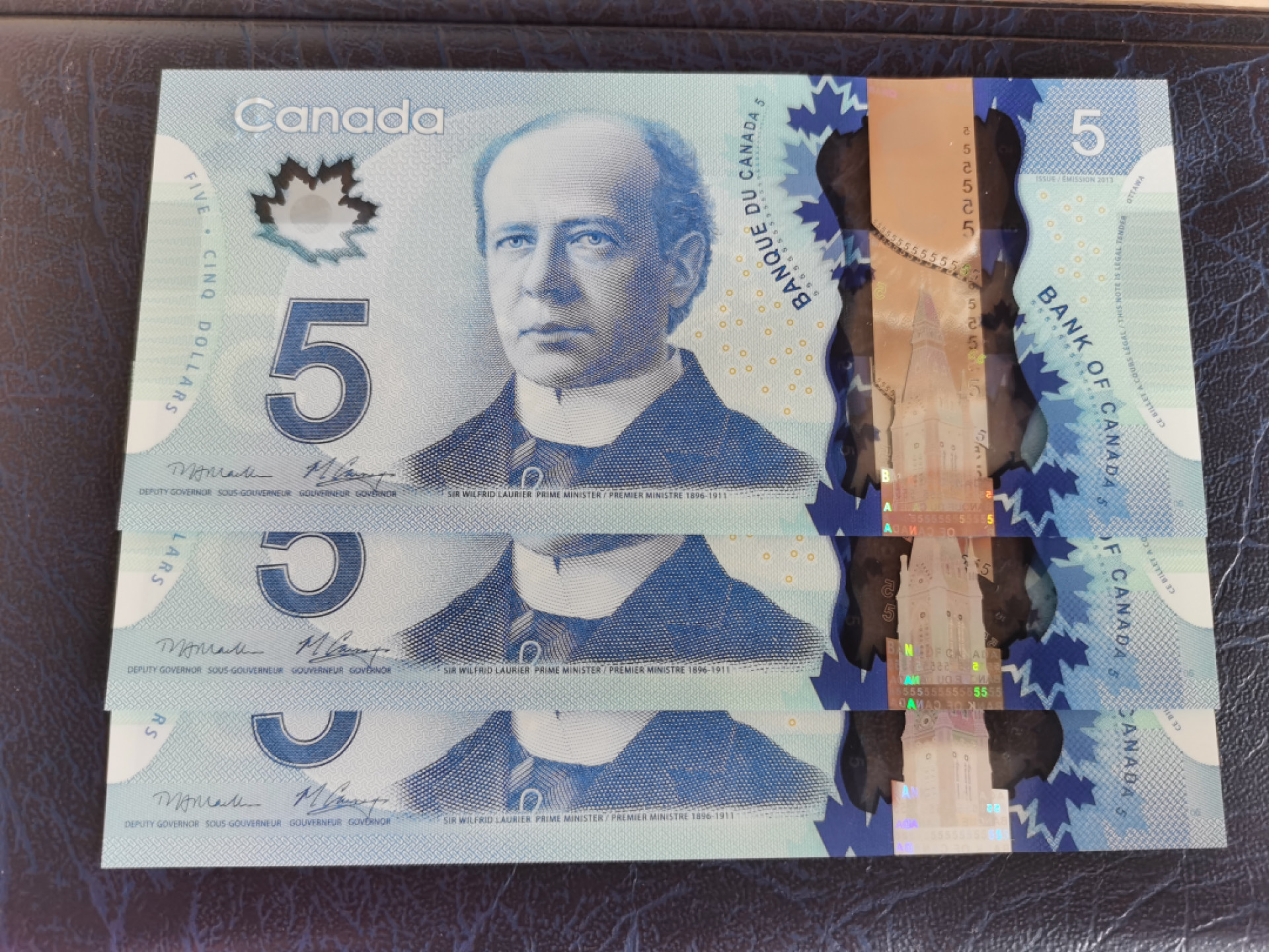 《外钞收藏家》第一百四十四期拍卖（本期85件） 加拿大塑料钞5刀 三张 首签 不是普通冠号 全新UNC