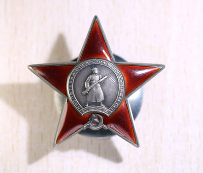 大猫徽章拍卖第173期 - 红星勋章 台阶版 原配银轮 档案齐全 自然配戴 珐琅无磕