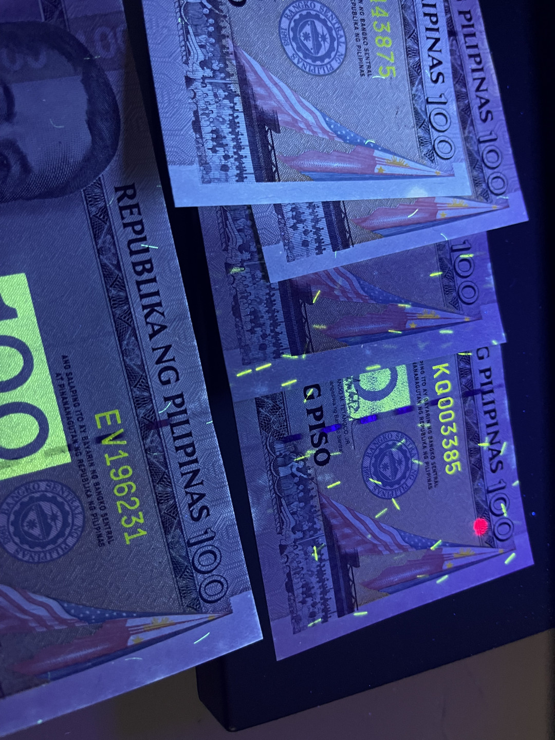 《外钞收藏家》第一百四十四期拍卖（本期85件） 菲律宾100面额 11张纪念钞 近全新 无折 因保存原因 有五张有少量潮癍