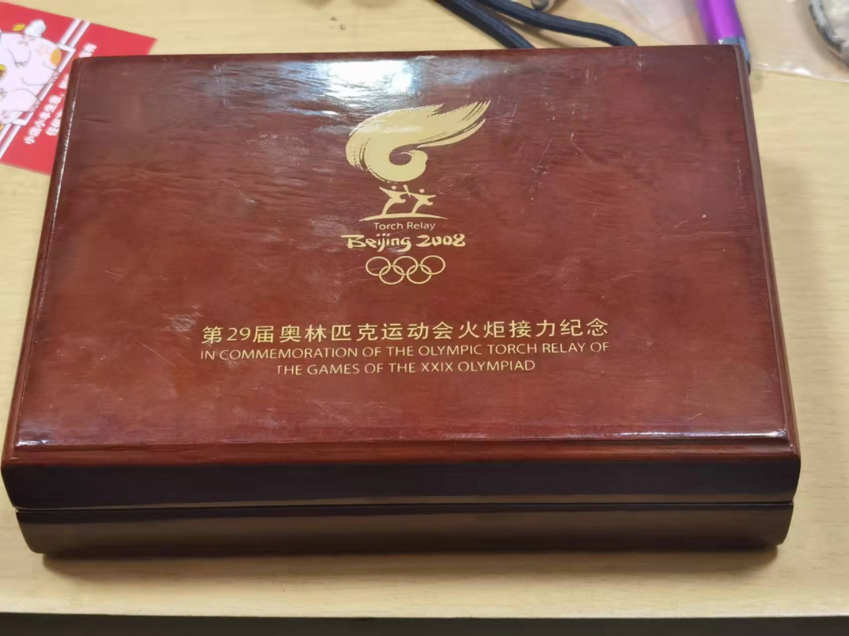 北京马甸外币专卖微拍第六十二期，金银币专场，陆续上新欢迎关注 2008年北京奥运会火距接力纪念银镶金彩色纪念章，奥委会授权特许发行制造，银重62.37克，成色999，金重1.04克，成色999，盒证齐全