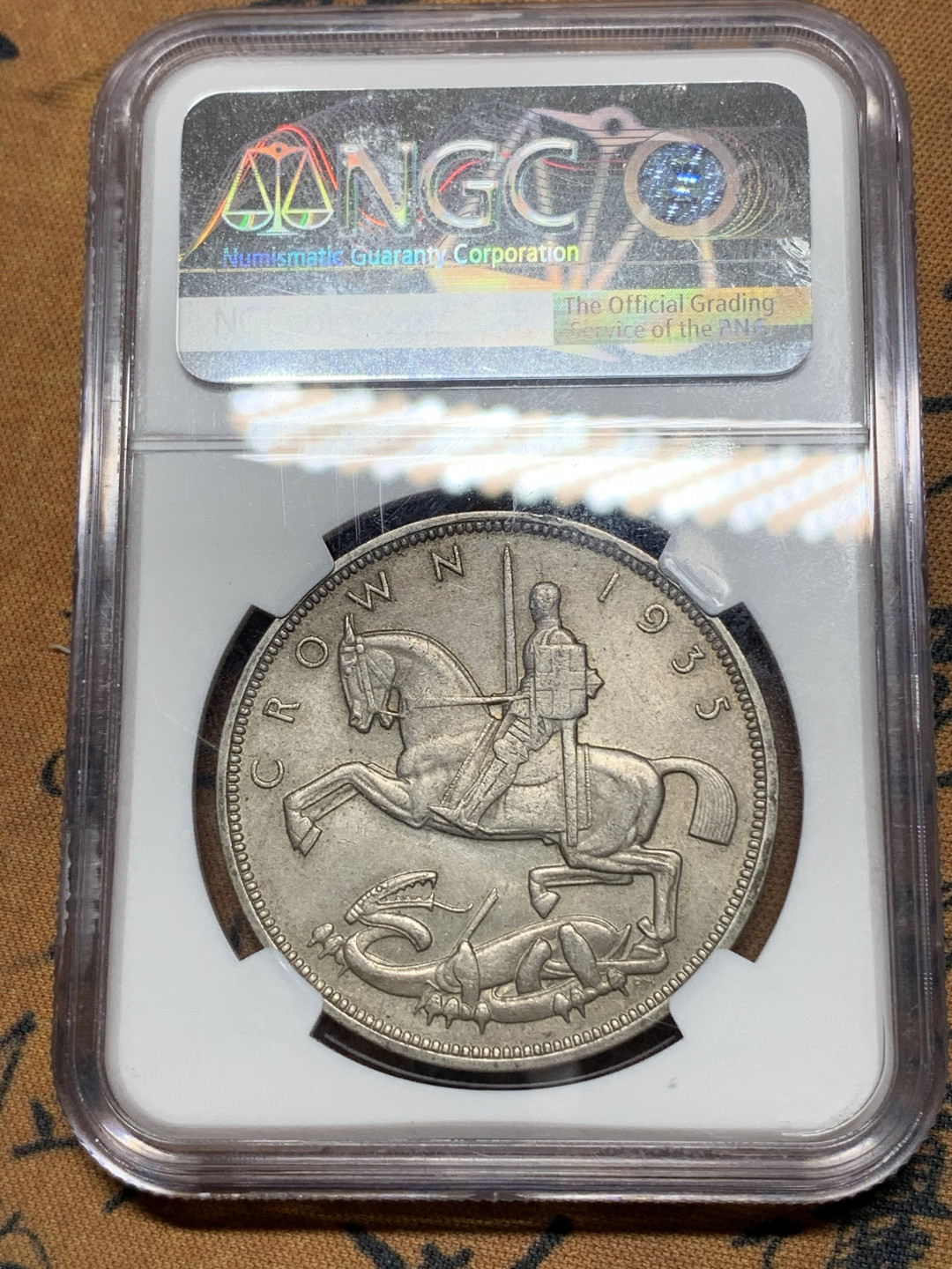 《竞宝斋》钱币微拍-第13场-本周日，周一2场连拍（全场顺丰包邮） NGC-MS63 英国 1935年 木马1克朗 淡彩包浆