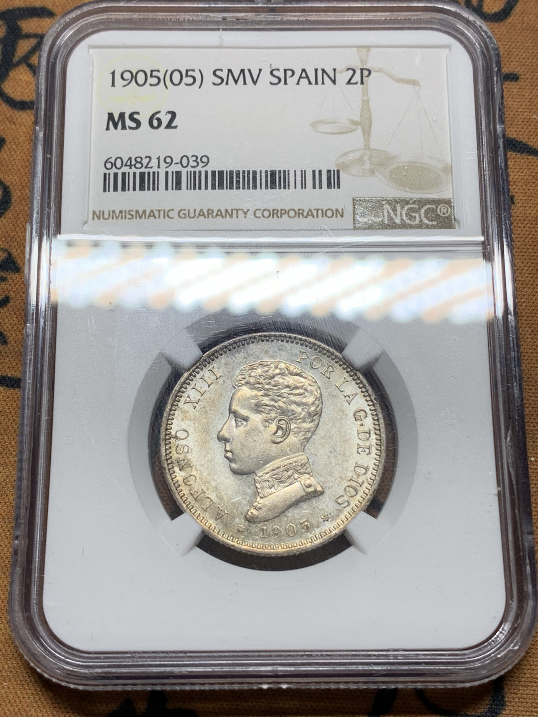 《竞宝斋》钱币微拍-第13场-本周日，周一2场连拍（全场顺丰包邮） NGC-MS62 西班牙1905年2比塞塔 原光好品，淡彩包浆