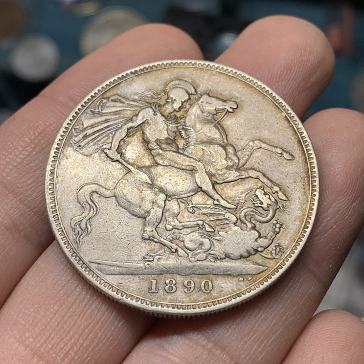 《竞宝斋》钱币微拍-第13场-本周日，周一2场连拍（全场顺丰包邮） 英国 1890年 维多利亚 马剑克朗 大银币