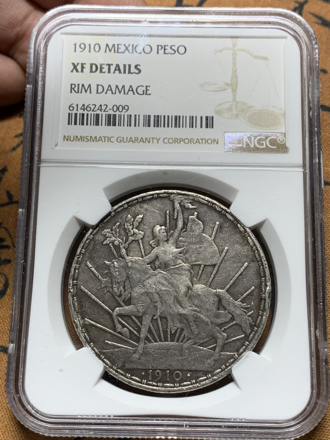 《竞宝斋》钱币微拍-第13场-本周日，周一2场连拍（全场顺丰包邮） NGC-XFD  墨西哥骑马鹰洋1比索  1913  原味老包浆  热门低估品种