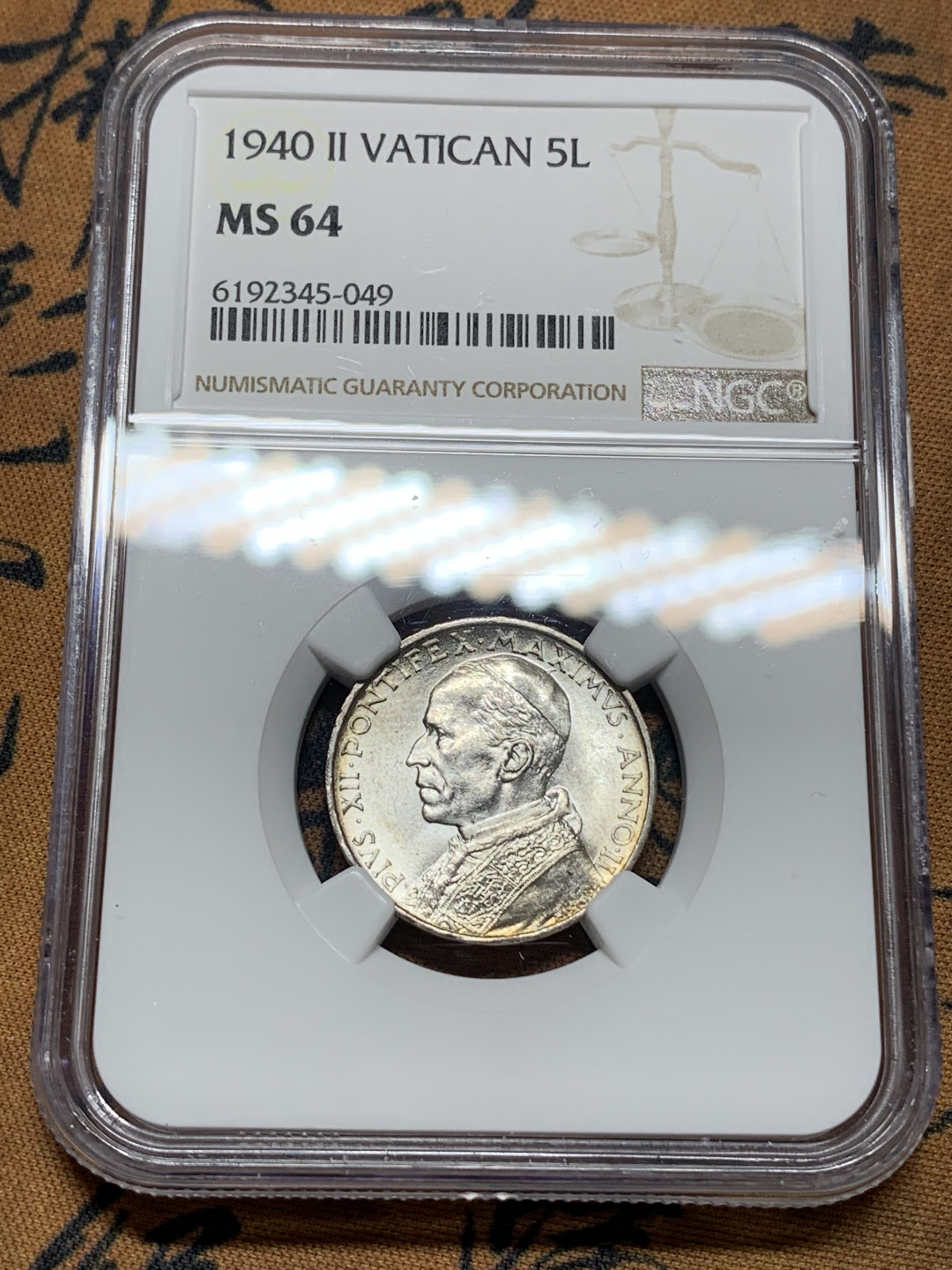 《竞宝斋》钱币微拍-第13场-本周日，周一2场连拍（全场顺丰包邮） NGC-MS64 梵蒂冈 1940年 教皇小船 5里拉 银币 原光好品高分