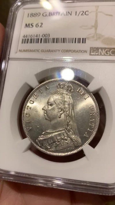 《竞宝斋》钱币微拍-第13场-本周日，周一2场连拍（全场顺丰包邮） NGC MS62 英国1889年1/2克朗 NGC编号：4416141-003 车轮光