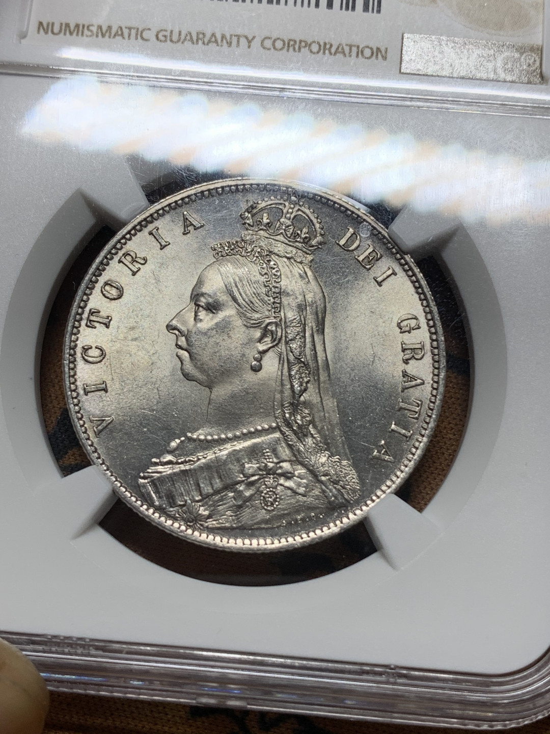 《竞宝斋》钱币微拍-第13场-本周日，周一2场连拍（全场顺丰包邮） NGC MS62 英国1889年1/2克朗 NGC编号：4416141-003 车轮光